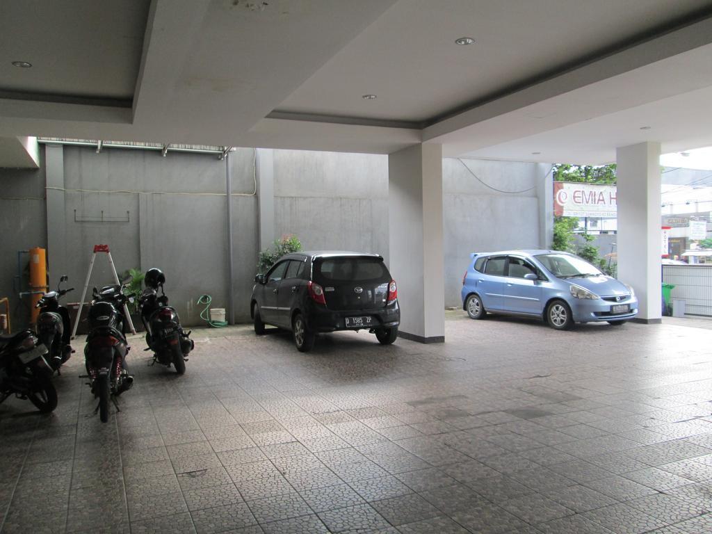 Emia Hotel Bandung Exterior photo